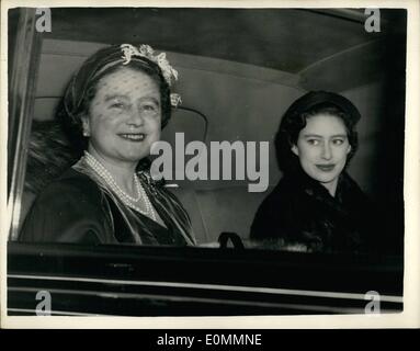 12. Dezember 1955 - königliche Familie verlassen für Sandringham: Königin Elizabeth, die Königinmutter und Prinzessin Margaret, verlassen Clarence House mit dem Auto für Kings Cross-auf dem Weg nach Sandringham, heute gesehen Stockfoto