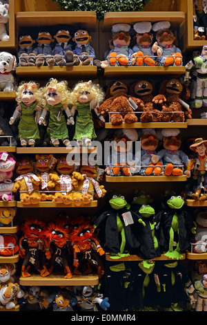 Eine Anzeige der Sesamstraße Handpuppen im Disney Store in Manhattan, New York City Times Square Stockfoto