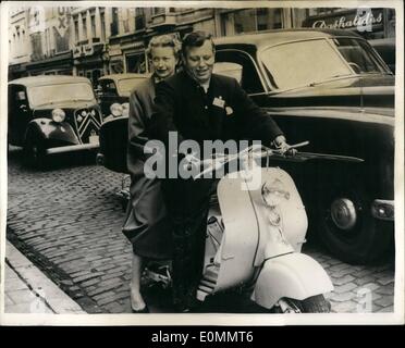 3. März 1956 - Veteranen Weltbund sechste Generalversammlung in Brüssel.: Harold Russell. ehemaliger US-amerikanischer Fallschirmjäger, der beide Hände im zweiten Weltkrieg verloren, lernt, wie man einen Motorroller fahren vom britischen Mädchen, Miss Margaret Langley von Epsom, Surrey. Beide befinden sich in Brüssel für die World Veterans Federation Ruseel keine hatten Mühe ist die Verwaltung des Rollers mit seinem '' Haken '' und demonstriert die Wahrheit über seinen eigenen Spruch '' Es ist nicht, was Sie verloren haben was zählt, sondern was Sie hinterlassen haben, Stockfoto