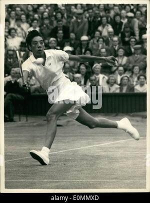 3. März 1956 - Wimbledon Tennis Championship, Althea Gibson in Aktion. Foto zeigt Althea Gibson den farbigen amerikanischen Spieler in Aktion in ihrem Kampf gegen ihre Landsmännin Miss Shirley Fry im Damen-Einzel in Wimbledon heute Nachmittag. Stockfoto