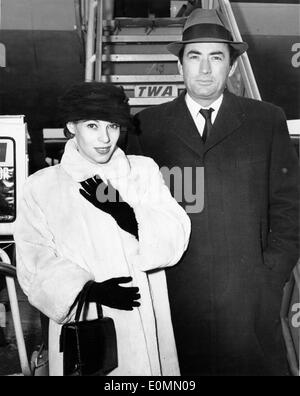 Schauspieler Gregory Peck und seine Frau Veronique Ankunft in New York Stockfoto