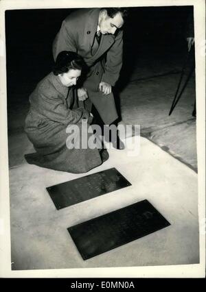 13. Dezember 1955 - Queen Mary Plaque auf Ansicht, um die Öffentlichkeit.: der Bronzetafel zur Erinnerung an den auf-Zustand von Queen Mary durch das Ministry of Works in der Stein-Etage des Westminster Hall platziert war heute zum ersten Mal zu sehen für die Öffentlichkeit. Foto zeigt Mr. und Mrs Reginald Benbow von Burton-on-Trent Blick auf die Tafel, die neben der Gedenktafel für König George V in der Westminster Hall heute ist London besuchen. Stockfoto