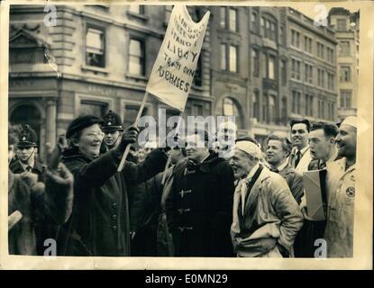 1. Januar 1956 - Marsch zum Smithfield Hausfrauen... Spott Träger: London Hausfrauen marschierten nach Smithfield Market heute Morgen zur Unterstützung der Aktionen des Herrn David Dukrrant, der das Recht zum Kauf bedeutete behauptet ohne Smith Bereich Fleisch Träger verwenden... Die Verwendung der Träger - wenn Sie nicht benötigt - baut sich die Kosten für das Fleisch. Das Foto zeigt Frau Gertrude Carrington Holz - Vorsitzender des Vereins London Hausfrauen halten ihr Banner - verhöhnt von Träger und anderen Markt-Mitarbeiter als die Ankunft auf dem Markt heute Morgen. Stockfoto