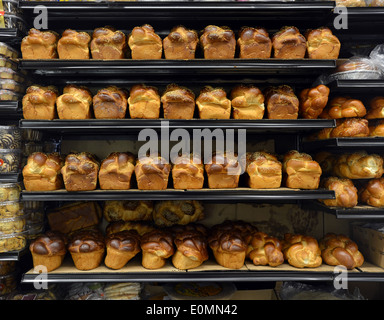 Challah Brot für Verkauf an Koshertown einen kleinen Supermarkt in Crown Heights Brooklyn, New York Stockfoto