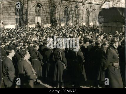 3. März 1956 - 10,000 Algerier inszenieren Demonstration In Paris: während die Debatte über Algerien noch im Parlament im Gange war, fast 10,000 Algerier inszenierte eine Demonstration In Paris. Foto zeigt auf dem Platz Lobau, vor das Rathaus, Mobile Wachen halten zurück der Demonstranten versucht, schieben ihre Weise durch Polizei Absperrungen in Richtung das Parlament. Stockfoto