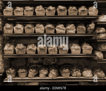 Challah Brot für Verkauf an Koshertown einen kleinen Supermarkt in Crown Heights Brooklyn, New York Stockfoto