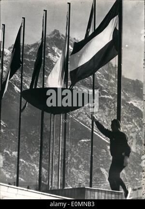 1. Januar 1956 - Einweihung der 7. Olympischen Winterspiele in Cortina. Italienische Geschwindigkeit Skater Guido Caroli Lits Olympischen Licht. Stockfoto