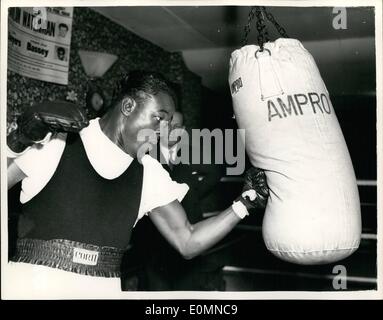 1. Januar 1956 - Kid Gavilan in Ausbildung zum Kampf gegen Watreman.: Cuban-Born Kid Gavilan, ehemaliger Weltmeister im Weltergewicht der Welt, die hier gestern angekommen, heute Nachmittag um die Toby Gym, Leroy Steert, Twoer Brodge Road, training für seinen Kampf am Harringay nächsten Monat gegen Peter Waterman, der Olepham zu sehen war. Foto zeigt, dass Kid Gavilan einen starken linken Jab, die Lunch-Bag gibt, während seiner Ausbildung am Nachmittag. Stockfoto