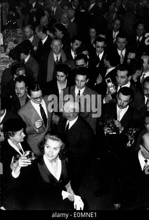 Schauspielerin Sophia Loren umgeben, bei der Premiere von "Skandal in Sorrent" Stockfoto