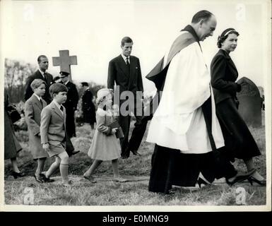 März 25, 1956 - Die königliche Familie Gottesdienst in Lubenham Pfarrkirche: Die Königin und der Herzog von Edinburgh, begleitet kaufen Prinz Charles und Prinzessin Anne, dieser Morgen Gottesdienst Lubenham besucht, in der Nähe von Market Harborough, wo Sie die Woche sind als Gäste des Lieut-Col., und Frau Harold Philips. Foto zeigt die Königin mit der Rev. B. Moffat-Pe anreisen, für den Service von Lieut-Col Phillip, Prinzessin Anne, Prinz Charles, einer der Gastgeber Kinder und der Herzog von Edinburgh. Stockfoto