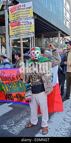 Ein Demonstrator in der Mexikanischen Maske ist ein Wrestler am Tag der Rallye am Union Square Park in Manhattan, New York City. Stockfoto