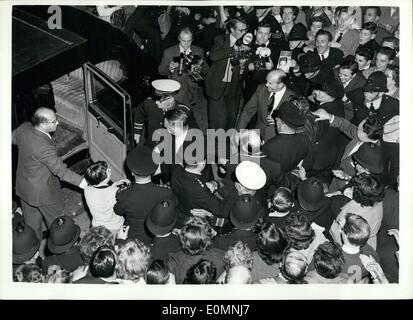 1. Januar 1956 - erscheint Liberace im London Palladium. Beraubt von den Fans... US-amerikanischer Pianist Liberace - Idol der mittleren Alters Stockfoto