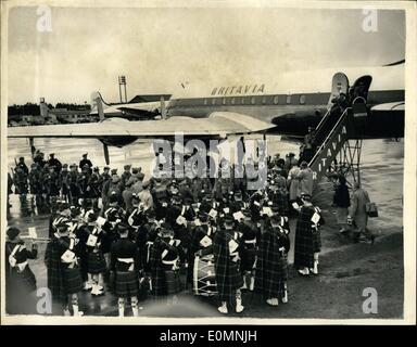 1. Januar 1956 - Blätter Highland Light Infanterie für Zypern. Pipe an Bord von der Band.: 1.. Bataillon Highlights Infanterie verließ Blackhouse Flughafen - Hants - Vormittag für Zypern, im Kampf gegen die Terroristen zu helfen. Foto zeigt allgemeinen Ansichten im Blackbushes heute Morgen als die komplette Band des Hochlandes leichte Infanterie - in Tartan - die Männer an Bord des Flugzeugs geleitet. Stockfoto