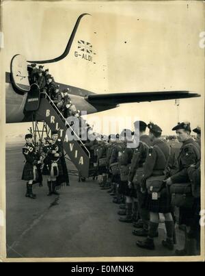 1. Januar 1956 - Truppen mehr für Zypern. Eine Vorhut von 40 aller Dienstgrade der 1.. Highland light Infanterie Bataillon, links Stockfoto