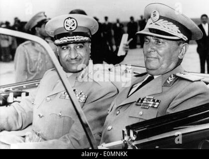 Josip Tito und Gamal Abdel Nasser Fahrt in einem Auto Stockfoto