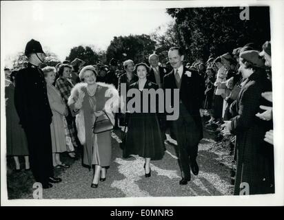 4. April 1956 - Royalty besucht Wedding: die Hochzeit fand Ort heute in der St. Withburga Kirche, Holkham, Norfolk, zwischen Lady Anne Coke, 23-jährige Tochter von Graf und Gräfin von Leciester und Herr Colin Tennant, 29 - Jahre alten Sohn und Erbe von Lord Glenconner. Queen Elizabeth The Queen Mother und Prinzessin Margaret besuchte die Hochzeit. Foto zeigt die Königinmutter und Prinzessin Margaret gesehen zu Fuß von der Kirche nach der Trauung. Stockfoto