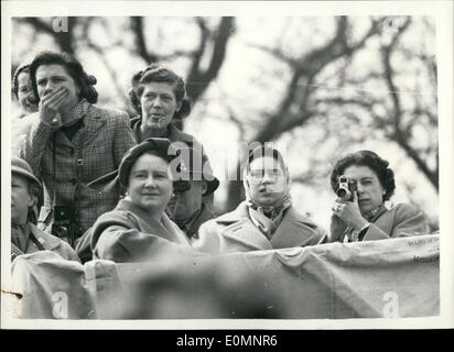 4. April 1956 - königliche Familie bei den Badminton Horse Trials. Königin wird eine Cine Kamera verwendet. H.M die Königin und andere Mitglieder der königlichen Familie besuchte heute den zweiten Tag des Horse Trials im Badminton. Foto zeigt HM The Queen verwendet eine Cine-Kamera ein mit ihrer Schwester Prinzessin Margaret und ihre Mutter die Königin-Mutter - sie beobachtete die Versuche an Badminton heute. Sie nahm das Springen von ihrem Pferd "Landsmann III" Stockfoto