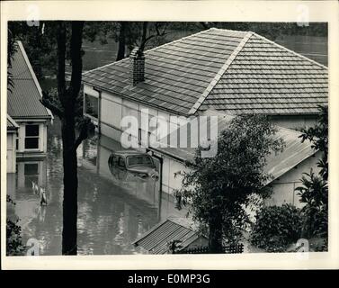 2. Februar 1956 - Überschwemmungen in New South Wales. Fluten Householders unversehens zu fangen. Foto zeigt die Szene während des Hochwassers die Haushälter Picknick Zeitpunkt, neue Süd-Männer - im Großraum Sydney überrumpelt. Die rasant steigenden Wassern bedeckt weite Gebiete und Chaos geschaffen. Dieses Cubmerged Auto gibt eine Vorstellung von der Geschwindigkeit, mit der das Wasser stieg. Stockfoto