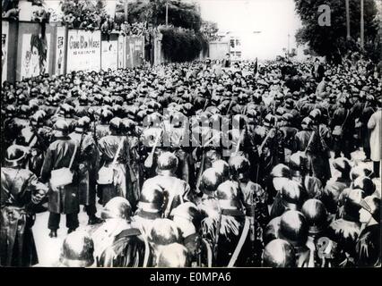 2. Februar 1956 - inszeniert Demonstration gegen die Regierung in Algier bei der Ankunft von Herr Mollet Franzosen mit Wohnsitz in Algier eine feindliche Demonstration bei der Ankunft in Algier der neue Premier, Herr Mollet. Foto zeigt, dass Sicherheit Truppen wieder die Massen von Demonstranten halten. Stockfoto