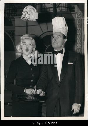 2. Februar 1956 - wirft Bob Hope die Pfannkuchen. Diana Dors zusieht.: Film-Komiker bei warf einen Pfannkuchen - am Set in den Pinewood Studios-wo er filmt. Foto zeigt Diana Dors zusieht, wie Bob Hope einen Pfannkuchen im Koch-Stil - Rahmen - die Zeremonie im Pinienwald heute wirft. Diana besuchte die Studios, Bob mit einer speziell vorbereiteten "Valentine" Karte zu präsentieren. Stockfoto