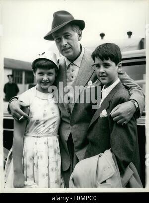 2. Februar 1956 - Stewart Granger und seinen Kindern in London. Foto zeigt Brite geboren eingebürgerter amerikanischer Bildschirm Stern Stewart Granger Ehemann von Jean Simmons mit seinen beiden Kindern Jamie (12) gesehen und Lindsay (10) bei der Ankunft in London gestern. Die Kinder sind in Kalifornien zu besuchen, ihre Mutter (Elspeth März) Stewart jetzige Frau aufhält wo sie ein Date mit dem Lager in ein paar Monaten erwartet. Stockfoto