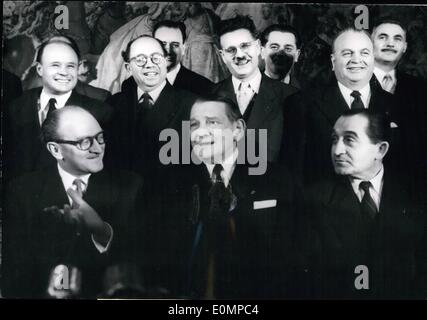 2. Februar 1956 - neue französische Kabinett sieht optimistisch: M. Guy Mollet, der neue französische Premier, Prresented seines Kabinetts, Präsident Stockfoto