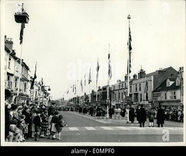 4. April 1956 - Shakespeare Geburtstag feiern in Stratford wurden die Flaggen vieler Nationen entfaltet in Stratford Gedenken an den Jahrestag der Geburt von William Shakespeare. Nach der Zeremonie gab es eine Prozession zum Haus in Henley-Straße, wo Shakespeare geboren wurde, und dann zu seinem Grab in der Pfarrkirche, Blumen und Kränze zu legen. Foto zeigt:-ein Überblick über die Flaggen aller Nationen sind während der Zeremonie am Stratford entfaltet. Stockfoto