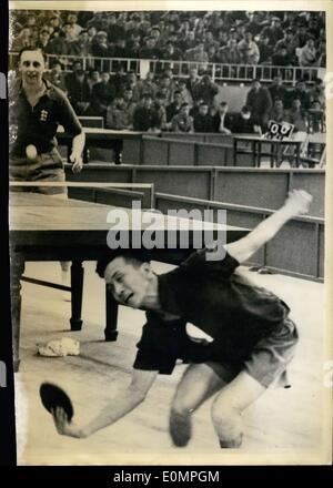 7. April 1956 - 04.07.56 Tischtennis-Meisterschaften in Tokio. Englands Johnny Leach (Hintergrund), schickte Chinas Chiang Yung Ning huschen für eine Rückhand getroffen, kehrte er zu den englischen Ace, ruhig wartet zu empfangen. Das Spiel hat in der Welt-Tischtennis-Turnier in Tokio, einer großen Menschenmenge viel Spannung. Stockfoto