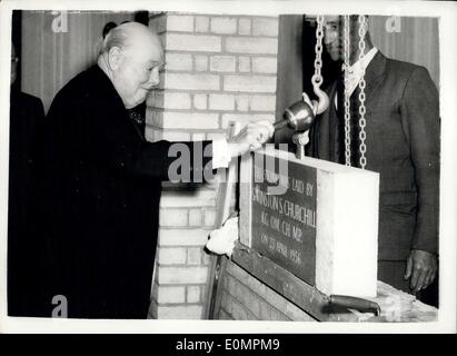 23. April 1956 - Sir Winston Churchill legt Grundstein: Sir Winston Churchill heute den Grundstein für das neue Bürogebäude der Cassell & Company Ltd - die Verlage - in Red Lion Square. Viele namhafte Persönlichkeiten wohnten der Zeremonie bei. Sir Winston Churchill Cassell es Bestseller Autorin ist- und der erste Band seiner Geschichte der englischsprachigen Völker wird heute veröffentlicht wird. Das Foto zeigt Sir Winston Churchill der Grundsteinlegung heute gesehen. Stockfoto