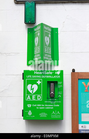 AED an der Wand von der Tourist Information Centre, Boroughbridge, North Yorkshire, England, UK. Stockfoto