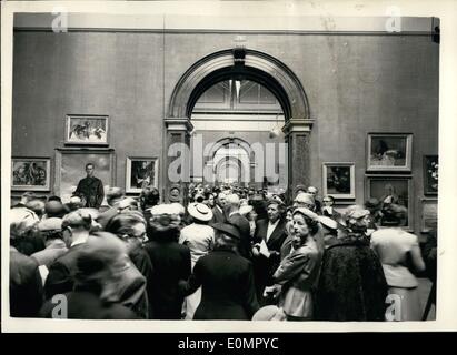 5. Mai 1956 - Private Ansicht Tag - Royal Academy of Arts. Fotos im Inneren zum ersten Mal. Fotografien in der Royal Academy heute - Private View Tag - zum ersten Mal durften. Keystone-Fotoshows:-allgemeine Ansicht der Galerien als Besucher schauen Sie sich die Ausstellung heute Nachmittag. Stockfoto