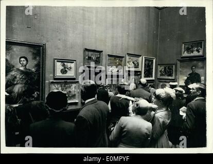 5. Mai 1956 - Tag der Vernissage - Royal Academy. Modell des neuen Bürogebäudes in Show: Fotos durften bei der Vernissage der Royal Academy Sommer Ausstellung heute zum ersten Mal. Das Foto zeigt Besucher betrachten (rechts) Porträt des Herzogs von Edinburgh von Anna Zinkeisen mit Links die Malerei von Margot Font Auge von Annigoni - im Burlington House heute. Stockfoto