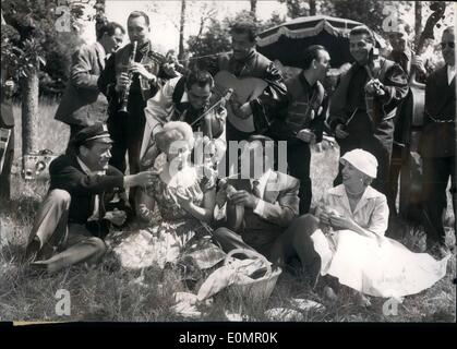 5. Mai 1956 - Picknick in Paris: Kim Novak geht Picknicken: Kim Novak, der neue Star von Amerika, wurde eingeladen, ein Picknick im Park des Port-marly heute Morgen. Kim spielt die Hauptrolle der saltest Columbia Film '' Picknick '' und der Ausflug wurde von den Produzenten organisiert. Von links nach rechts: Eddie Constantine, Kim Noval, Fernandel und Madame Constantine während das Picknick. Bücken Kim ist Yoska Nemeth und seine Zigeunerkapelle. Stockfoto