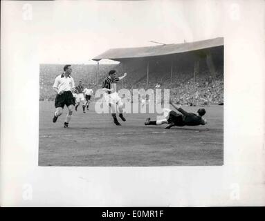 5. Mai 1956 - Manchester City gewinnt den FA-Cup. schlagen Sie Birmingham mit drei Toren zu einem. Foto zeigt G. Merrick, der Birmingham Torwart - den vergeblichen Versuch, das dritte Tor Manchester City - von B. Johnston (Mitte), die Manchester City nicht mehr außen rechts, während das FA Cup-Finale im Wembley-Stadion heute macht. Stockfoto