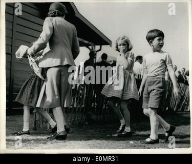 5. Mai 1956 - spielt Duke of Edinburgh Polo in Windsor. Königin und Königskinder besuchen.: The Duke of Edinburgh spielte Polo auf Smiths Rasen im Windsor Great Park heute Nachmittag. Die Königin und die zwei königlichen Kinder beobachtet, wie das Foto zeigt Prinzessin Anne (links) und Prinz Charles, gesehen zu Fuß zurück ins Gehäuse mit Marilyn Wills (Mitte), die acht Jahre alte Tochter von Major und Mrs John Wills, der Binfield, Berkshire. Stockfoto