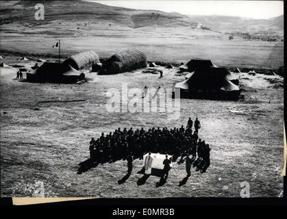 5. Mai 1956 - Algerien: Open-Air-Messe: französische Soldaten kämpfen in Algerien eine Open-Air-Messe auf Hügel irgendwo in Algerien zu besuchen, für ihre Kameraden in Schlachten im Gange des Landes tätig. Stockfoto