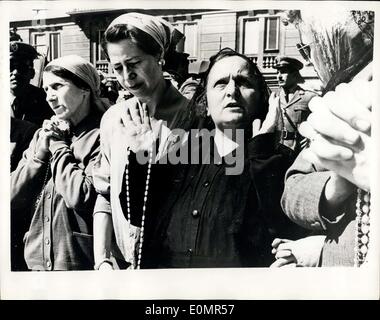 14. Mai 1956 - italienische Stickerin behauptet, eine weitere Nachricht von Heiligen Jungfrau gehabt zu haben: zum neunten Mal ein Frauen-Stickerin Rosina Soncini (55) Ansprüche, die sie hatte eine Vision der Heiligen Jungfrau nach dem erzählte anderen hatte, erhielt sie eine Nachricht, die sie nicht bis zum 22. August verraten könnte, wann sie haben '' ein neues Meeting''. In der Zwischenzeit wurde es angekündigt, die kranken Gläubigen besucht die "Gespräche zwischen Rosian und der Jungfrau Maria von Krankheit geheilt wurden. Foto zeigt Rosina Soncini gesehen unter einige der Gläubigen in der Piazza von Reggio Emilia in Norditalien. Stockfoto