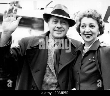 Schauspieler Jack Benny und seine Frau Mary Livingstone kommen in London für den Film eine show Stockfoto