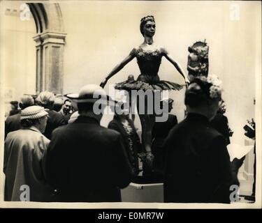 5. Mai 1956 - Vernissage Tag - Royal Academy: Fotos im Inneren für die erste Zeit.: Bild durften in der Royal Academy - die Private Ansichten der Sommerausstellung heute - zum ersten Mal. Foto zeigt den Besuchern die Margot Fonteyn-Statue aus Bronze - von Maurice Lambert RA im Burlington House heute betrachten. Stockfoto