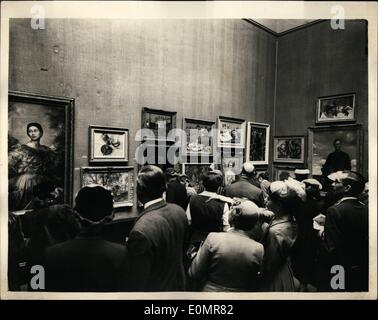 5. Mai 1956 - Tag der Vernissage - Royal Academy. Fotos in Burling Haus zum ersten Mal; Bilder durften in der Royal Academy bei der Vernissage-Tag - heute zum ersten Mal. Foto zeigt Besucher betrachten (right0 das Porträt des Herzogs von Edinburgh von Anna Zinkeisen mit auf die Malerei von Margot Fonteyn von Annigoni im Burlington House heute verlassen. Stockfoto