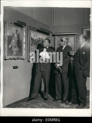 5. Mai 1956 - Private Vew von '' Bilder an Industrie '' Ausstellung: '' Bild an Industrie '' - eine Ausstellung von Gemälden von Terence Cuneo, im Auftrag der Inco-Mond Nickel Gruppe von Unternehmen, eröffnet heute im Grosvenor House. Foto zeigt (l, R): Terence Cuneo, der Künstler zeigt seine berühmte Gemälde von n. Die Königin trägt Krönung Krone - Herr Lewis Douglas, ein Mal. US-Botschafter in Großbritannien, und Herr Henry S. Wingate, von New York, Vereinigte Staaten von Amerika, am gestrigen Vernissage der Ausstellung. Stockfoto