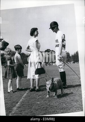 5. Mai 1956 - spielt Duke of Edinburgh Polo... Königin und Kinder teilnehmen. Der Duke of Edinburgh spielte Polo auf Smiths Rasen im Windsor Great Park. Die Königin und die zwei königlichen Kinder sahen das Spiel. Keystone-Fotoshows:-die Königin geht über dem Herzog zwischen Chukkers begleitet von Prinz Charles und Prinzessin Anne chatten. Stockfoto