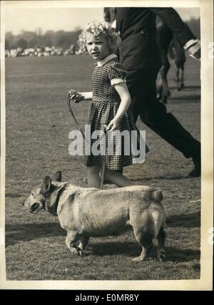 5. Mai 1956 - The Duke of Edinburgh spielt Polo in Windsor die Königin und die königlichen Kinder besuchen.: The Duke of Edinburgh spielte Polo auf Smiths Rasen im Windsor Great Park heute Nachmittag. Die Königin und die zwei königlichen Kinder verfolgten die Spiele. Foto zeigt Prinzessin Anne nehmen eine Gebühr von einer der die Corgis beim Betrachten der Polo heute Nachmittag. Stockfoto