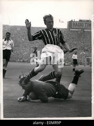 5. Mai 1956 - Manchester City gewinnt den FA-Cup schlägt Birmingham 3-1. Bippa Fotoshows: J. Hayes, der Manchester Stadt innen rechts, kollidiert mit G. Merrick, Birmingham City Torwart während der FA-Cup-Finale im Wembley-Stadion, die Manchester City mit 3: 1 gewonnen. Stockfoto