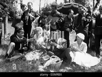 Schauspielerin Kim Novak auf ein Picknick mit Eddie Constantine, Fernandel und Madame Constantine Stockfoto