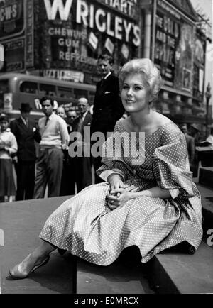 Schauspielerin Kim Novak am Piccadilly Circus Stockfoto