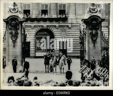 5. Mai 1956 - Königin nimmt Salute - auf Rückkehr von Trooping die Farbe Zeremonie: beobachtet von Mitgliedern der königlichen Familie von einem Balkon des Buckingham Palace, HM The Queen, montiert auf Polizei Pferd, Winston, gilt unter den Gruß auf dem Marsch Vergangenheit der Foot Guards und der Household Cavalry, nach ihrer Rückkehr in den Palast von Horse Guards Parade , nahm sie den Gruß an die Trooping die Farbe Zeremonie. Ihre Majestät trägt die Scariet Uniform des Oberst - in-Chief der Grenadier Guards Stockfoto