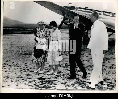 8. August 1956 - Königin Juliana und Prinz Bernhard ankommen auf Corfu: Königin Juliana und Prinz Bernhard der Niederlande -, die vor kurzem ihre - Probleme - durch die Verbannung aus den Niederlanden von der Wunderheiler Miss Greet Hofmans - kamen mit dem Flugzeug in Korfu gelöst... Sie sind das Royal Holiday Schiff Achilleus - steigen Sie als Gäste des Königs und der Königin von Griechenland... Ihre Töchter Prinzessin Beatrice und Irene sind bereits an Bord des Schiffes. Phot zeigt Königin Juliana geht mit Königin Freed Erica - und Prinz Bernhard geht mit König Paul - bei der Ankunft mit dem Flugzeug in Korfu. Stockfoto