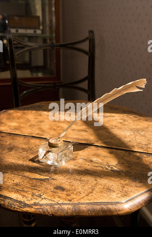 Autor Austens Schreibtisch, Stuhl und Feder in ihrem Haus in Chawton, in der Nähe von Alton, Hampshire, UK. Stockfoto