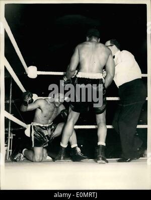 6. Juni 1956 - Archie Moore behält seinen leichten schwere Titel gegen Yolande Pompey bei Haringay: Archie Moore, der Licht-Schwergewichts-Champion der Welt, behielt seinen Titel, wenn er am besten Yolande Pompey in der zehnten Runde ihrer Contest heute Abend. Der Ringrichter den Kampf bis Ave Pompey aus weitere Strafe. Foto zeigt, dass der Schiedsrichter, Herr Jack Hart, Schritte in den Kampf zu stoppen, als Pompeius zum letzten Mal in der zehnten Runde untergeht. Stockfoto